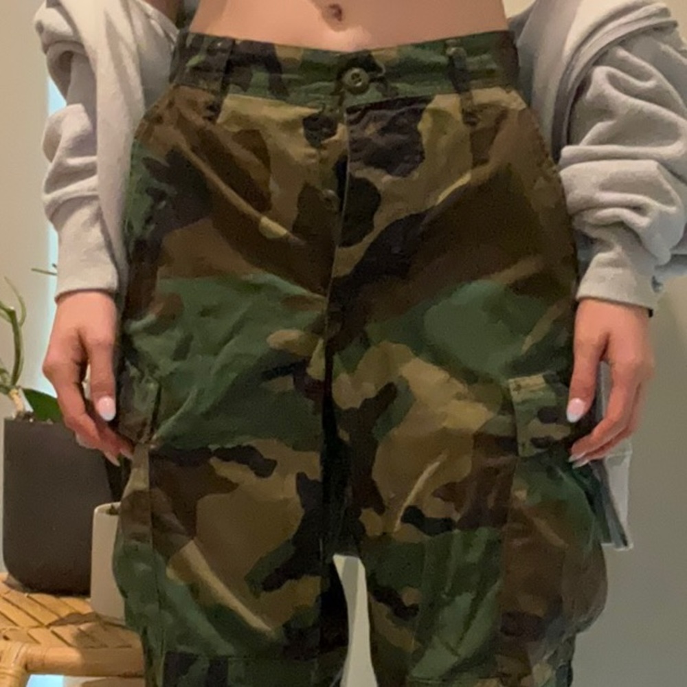 Trouser baggy camouflage cargo pants cuts in the knee